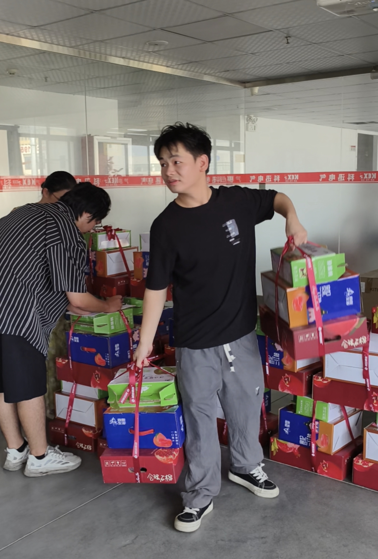 మిడ్-ఆటమ్ ఫెస్టివల్ సందర్భంగా, కెక్సన్ ఎలక్ట్రిక్ ప్రతి ఉద్యోగి కోసం అద్భుతమైన గిఫ్ట్ బాక్స్‌లను సిద్ధం చేసింది.